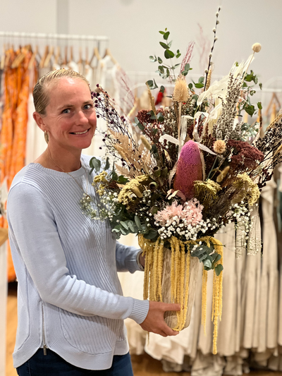 🌸 Celebrate Friendship and Creativity: Join the Ultimate Girls' Day Out! Create Your Own Dried Floral Arrangement Masterpiece! 🌸