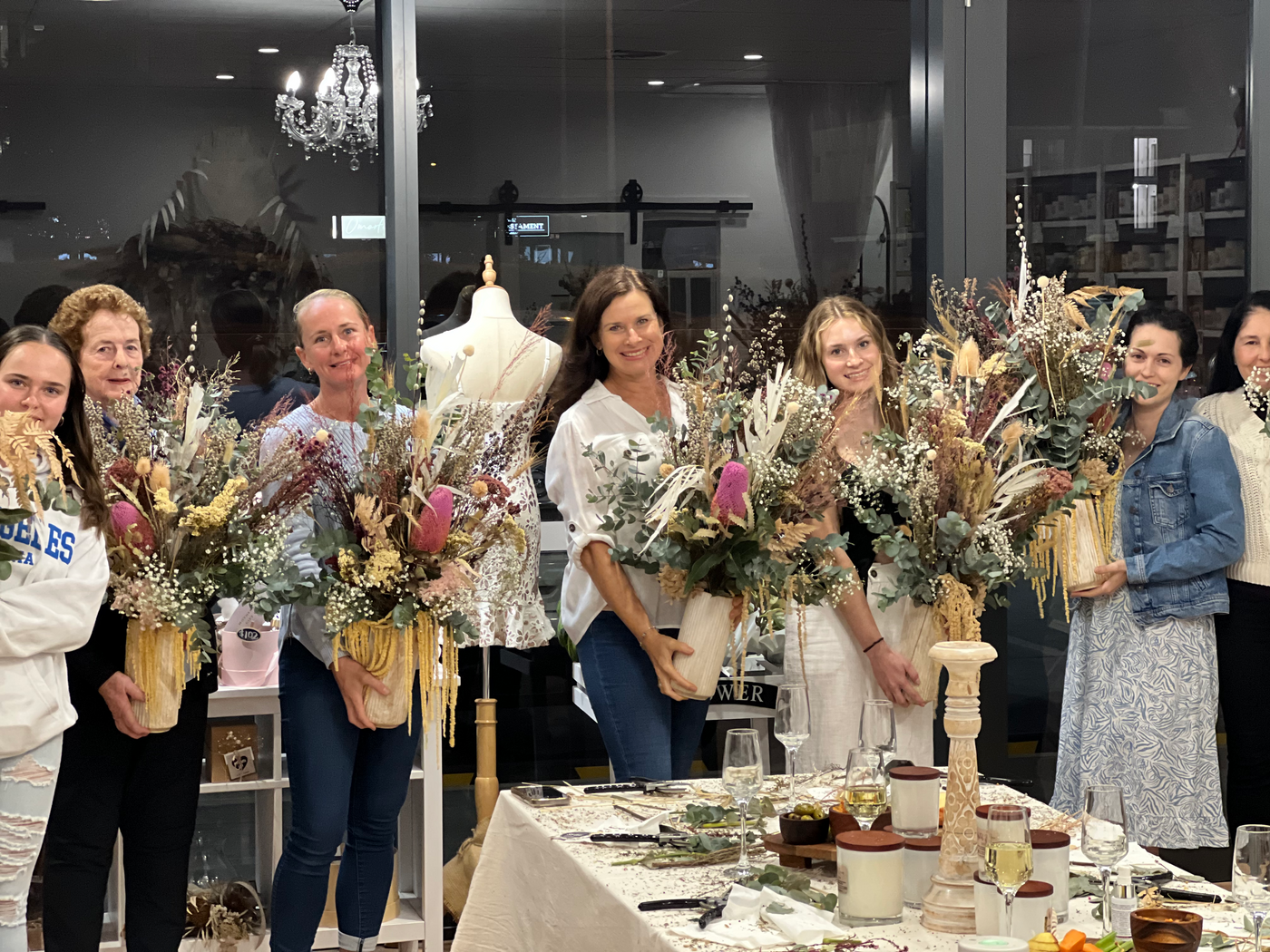 🌸 Celebrate Friendship and Creativity: Join the Ultimate Girls' Day Out! Create Your Own Dried Floral Arrangement Masterpiece! 🌸